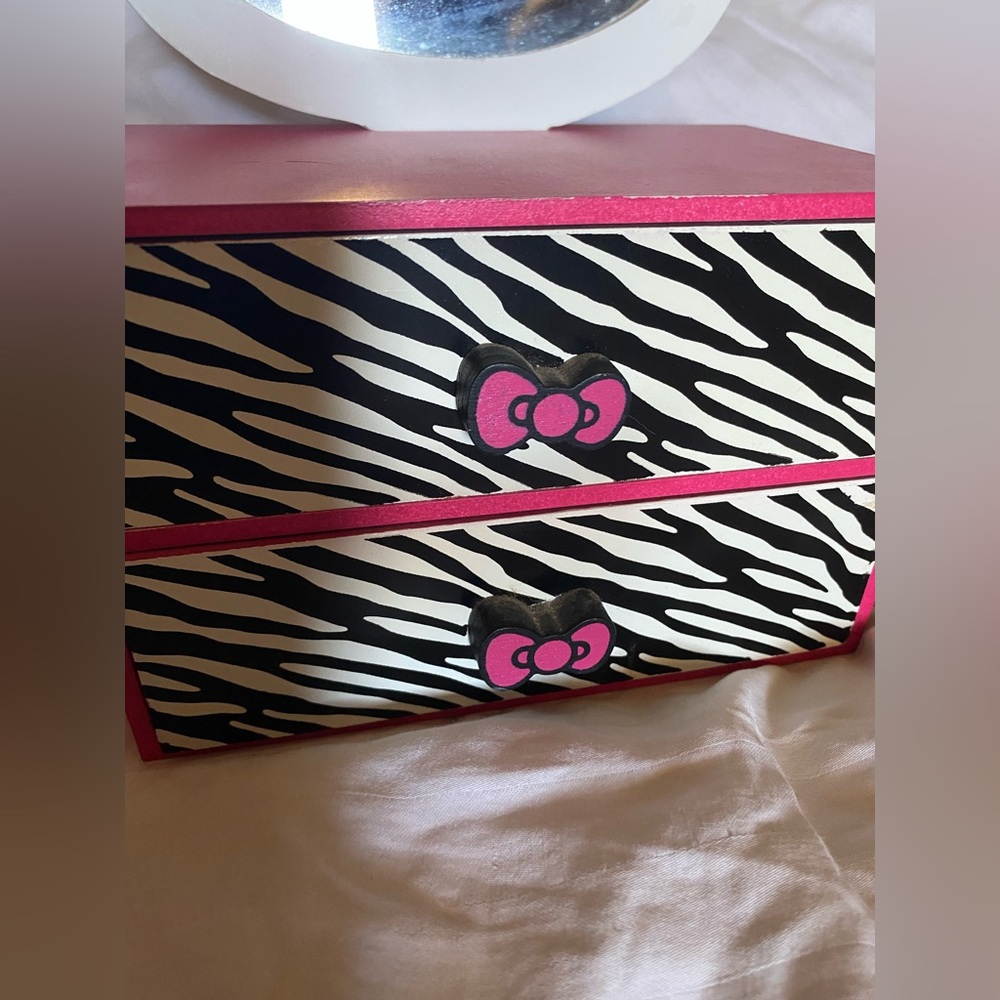 Hello Kitty Pink and Zebra Jewelry Box - Picture 5 of 12